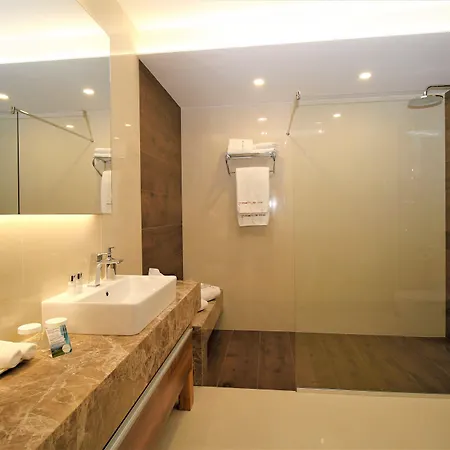 特伦钦马格努斯酒店 酒店 4*