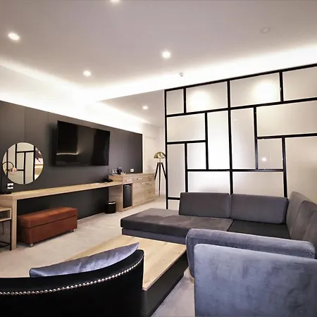 特伦钦马格努斯酒店 4*